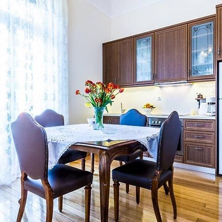 Neoclassical Apartment With 3 Bedrooms In Pireus Exteriör bild