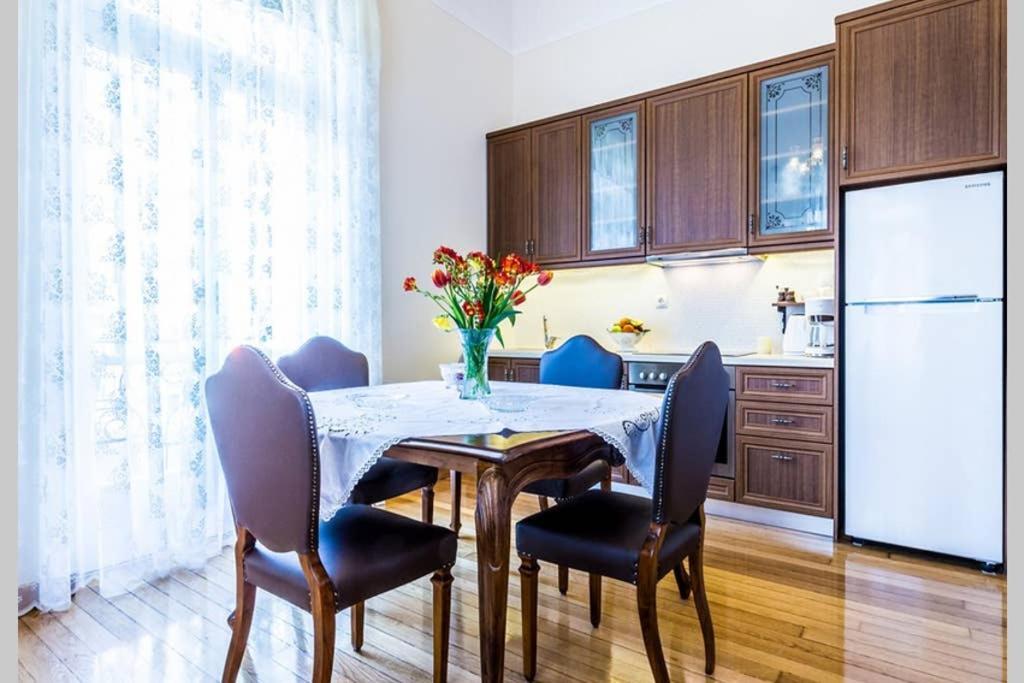 Neoclassical Apartment With 3 Bedrooms In Pireus Exteriör bild