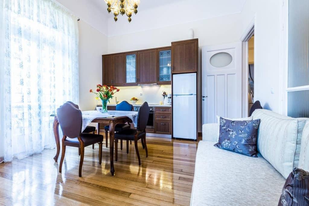Neoclassical Apartment With 3 Bedrooms In Pireus Exteriör bild