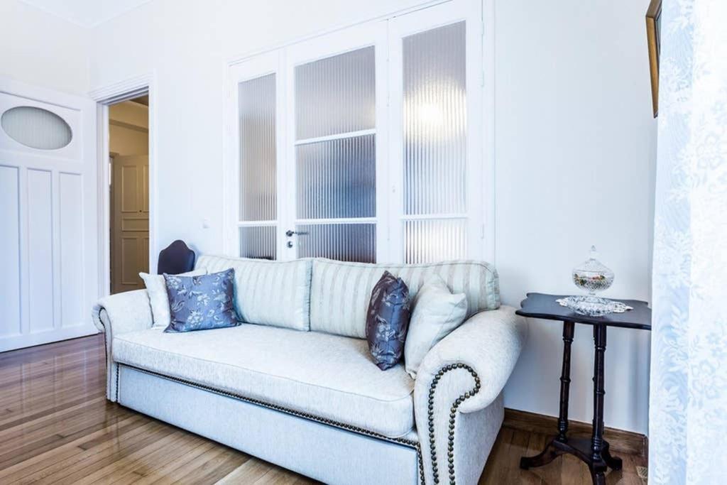 Neoclassical Apartment With 3 Bedrooms In Pireus Exteriör bild