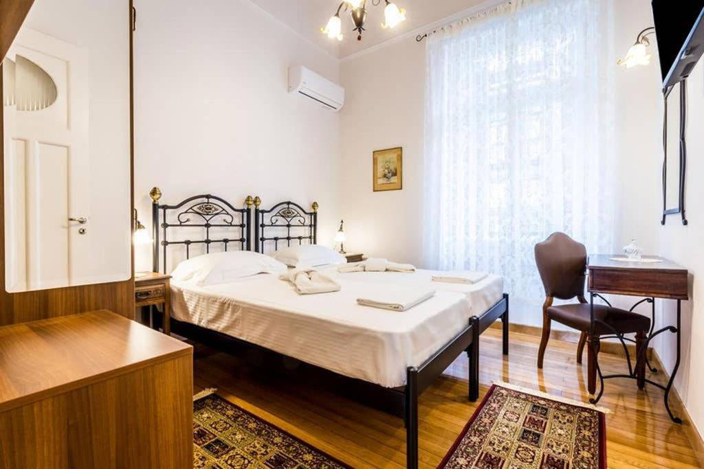 Neoclassical Apartment With 3 Bedrooms In Pireus Exteriör bild