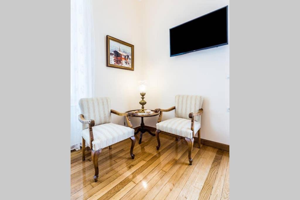 Neoclassical Apartment With 3 Bedrooms In Pireus Exteriör bild