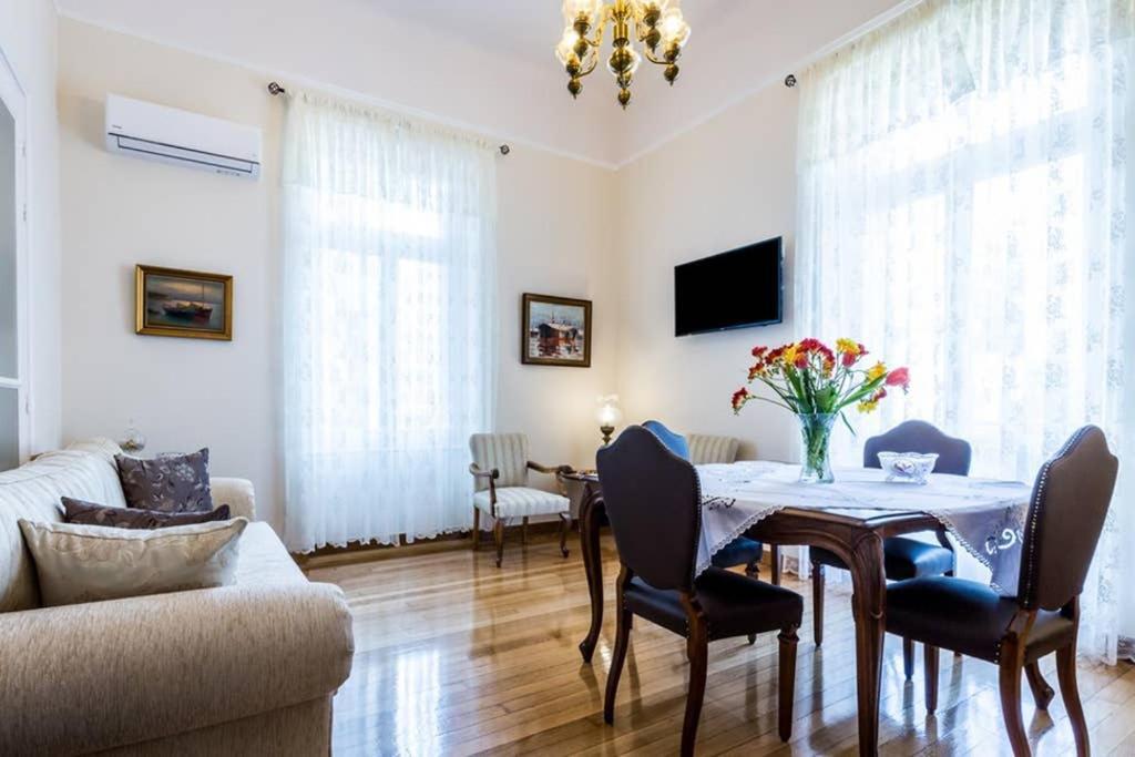 Neoclassical Apartment With 3 Bedrooms In Pireus Exteriör bild