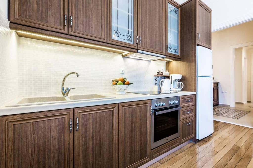 Neoclassical Apartment With 3 Bedrooms In Pireus Exteriör bild