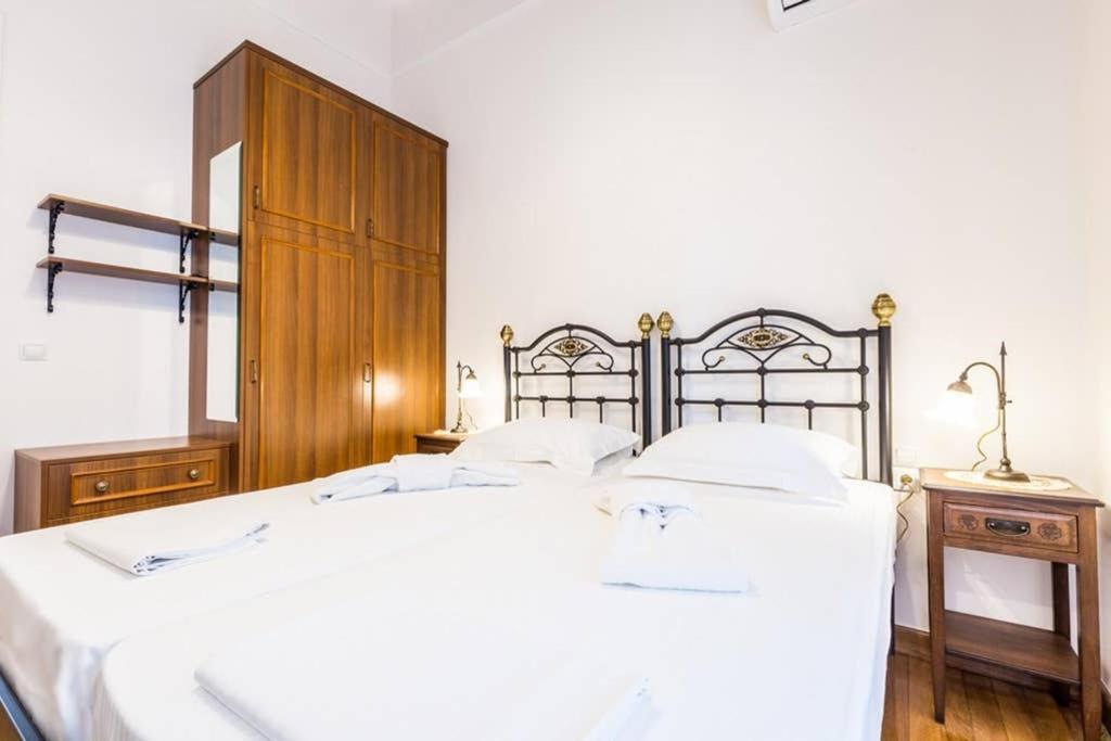 Neoclassical Apartment With 3 Bedrooms In Pireus Exteriör bild