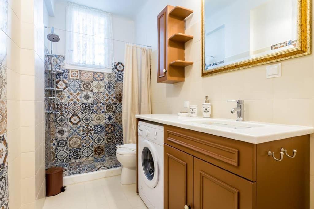 Neoclassical Apartment With 3 Bedrooms In Pireus Exteriör bild
