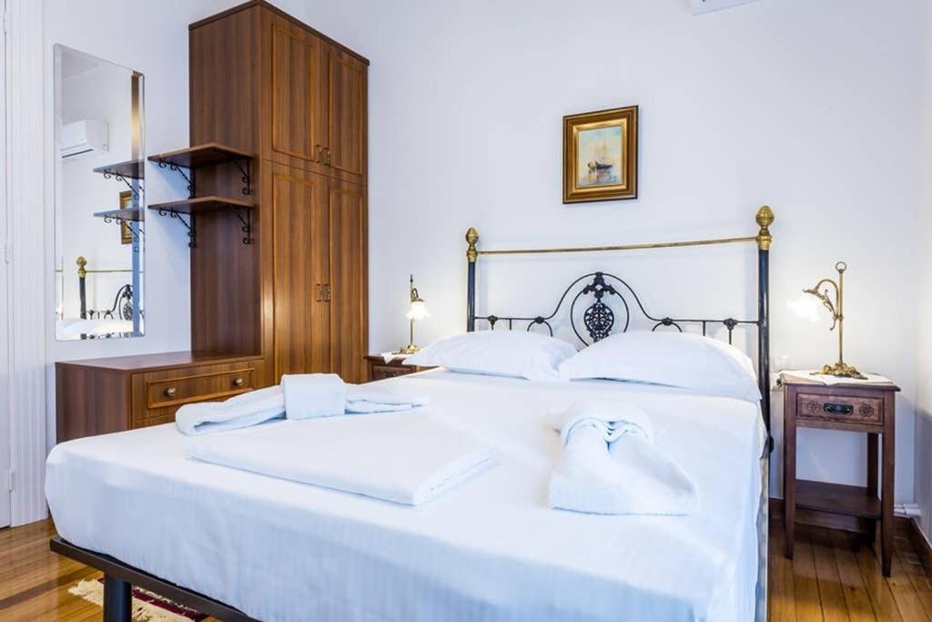 Neoclassical Apartment With 3 Bedrooms In Pireus Exteriör bild
