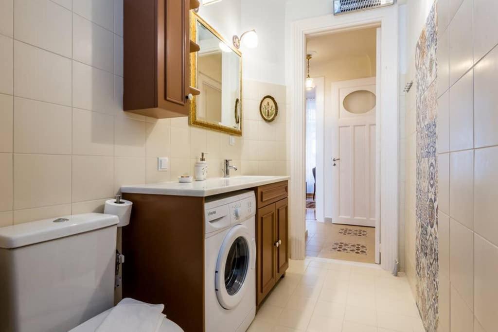 Neoclassical Apartment With 3 Bedrooms In Pireus Exteriör bild