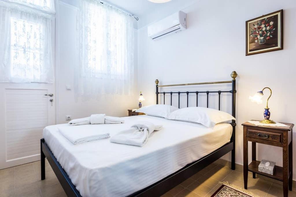 Neoclassical Apartment With 3 Bedrooms In Pireus Exteriör bild