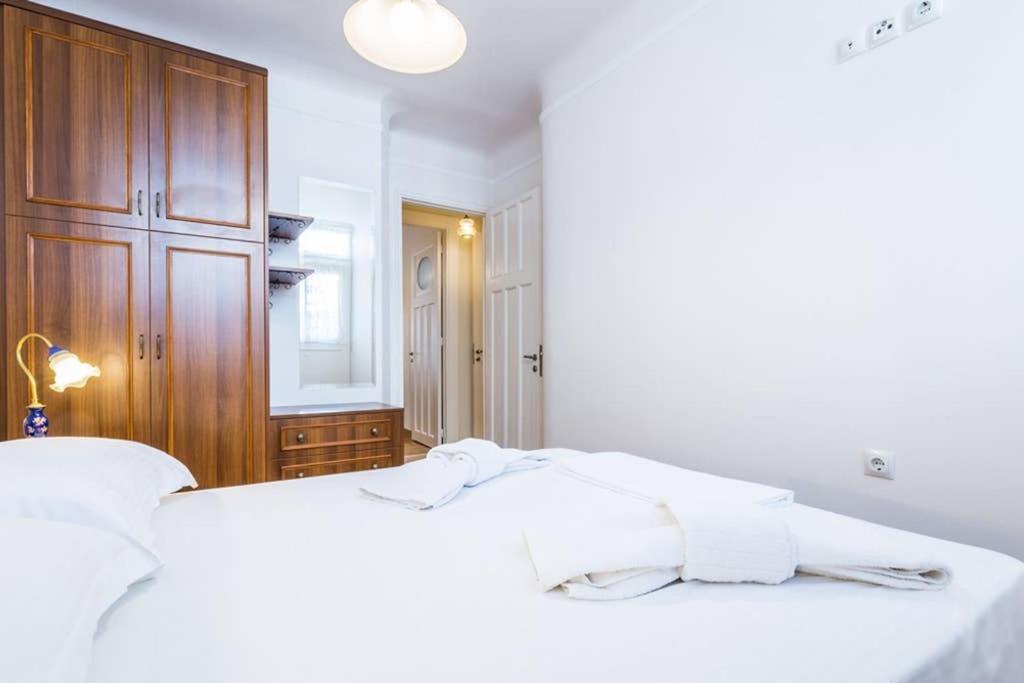 Neoclassical Apartment With 3 Bedrooms In Pireus Exteriör bild
