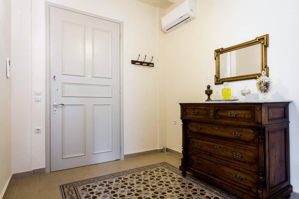 Neoclassical Apartment With 3 Bedrooms In Pireus Exteriör bild
