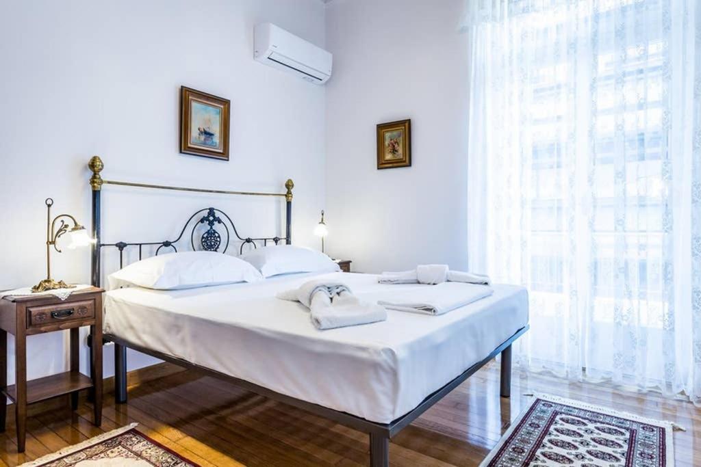 Neoclassical Apartment With 3 Bedrooms In Pireus Exteriör bild
