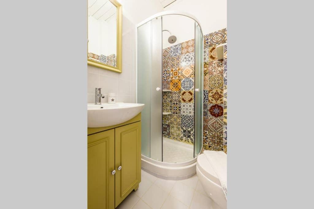 Neoclassical Apartment With 3 Bedrooms In Pireus Exteriör bild
