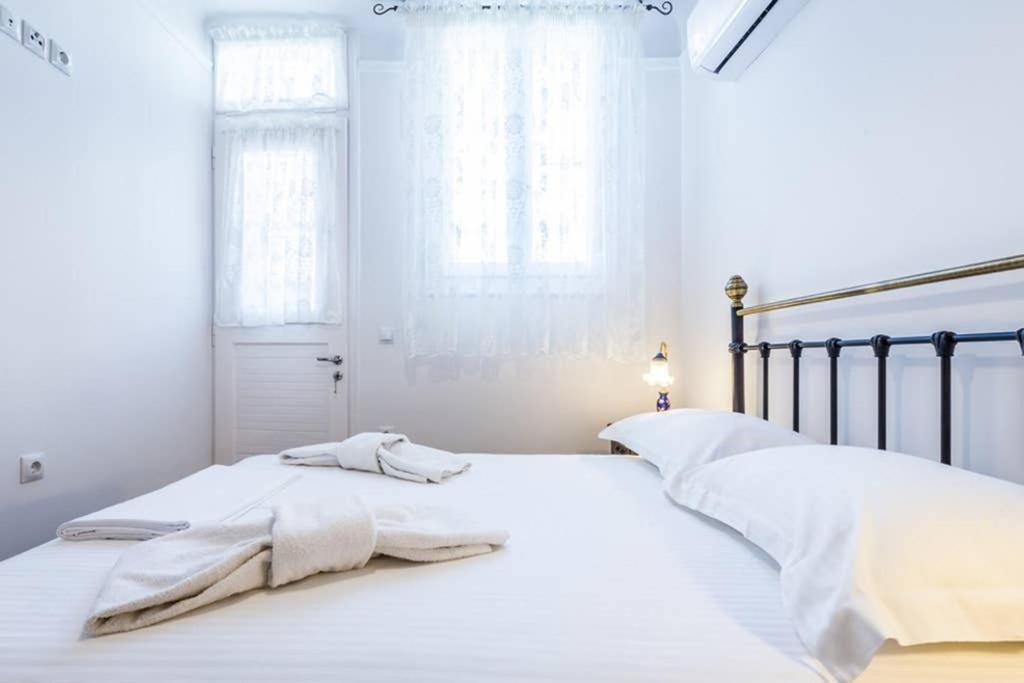 Neoclassical Apartment With 3 Bedrooms In Pireus Exteriör bild