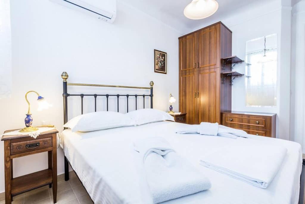 Neoclassical Apartment With 3 Bedrooms In Pireus Exteriör bild