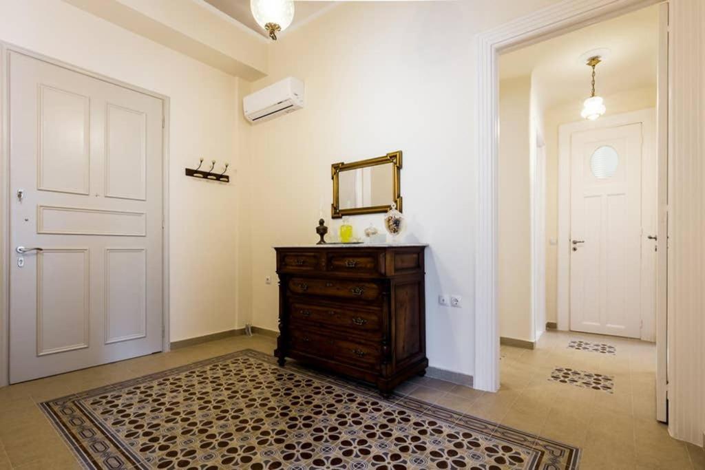 Neoclassical Apartment With 3 Bedrooms In Pireus Exteriör bild
