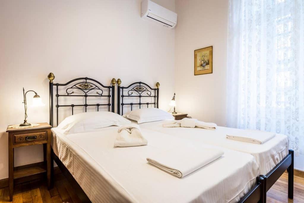 Neoclassical Apartment With 3 Bedrooms In Pireus Exteriör bild