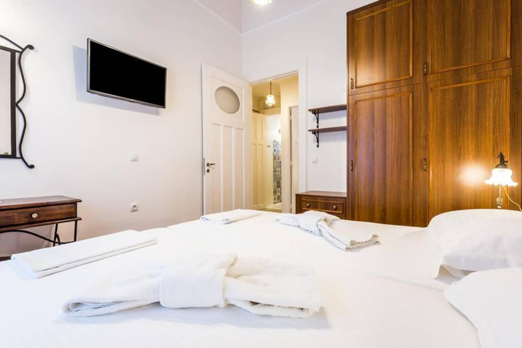 Neoclassical Apartment With 3 Bedrooms In Pireus Exteriör bild