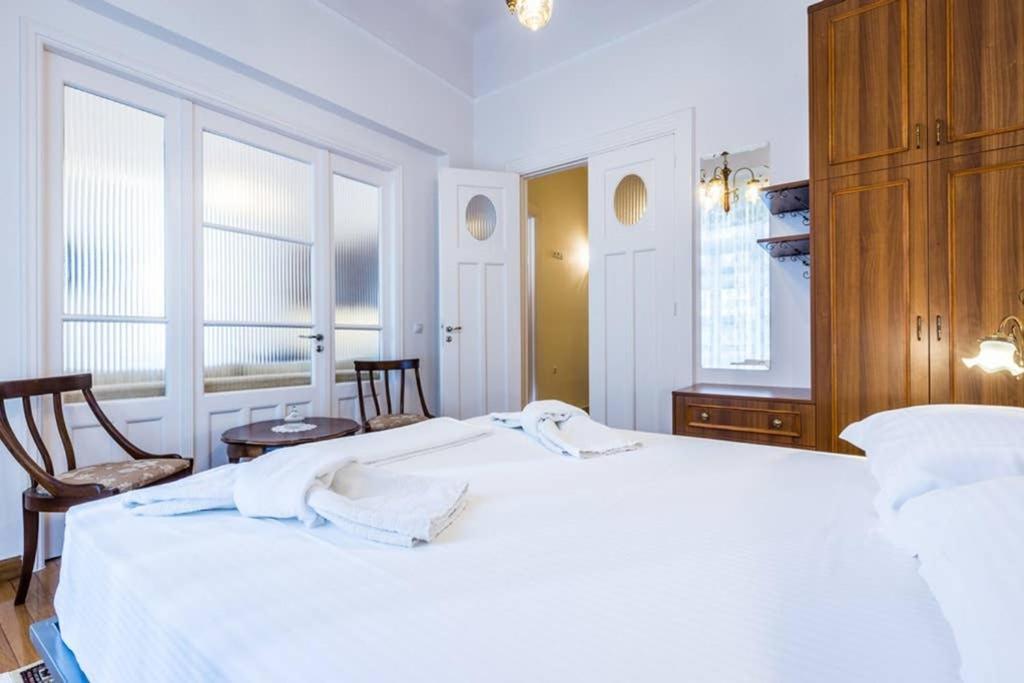 Neoclassical Apartment With 3 Bedrooms In Pireus Exteriör bild