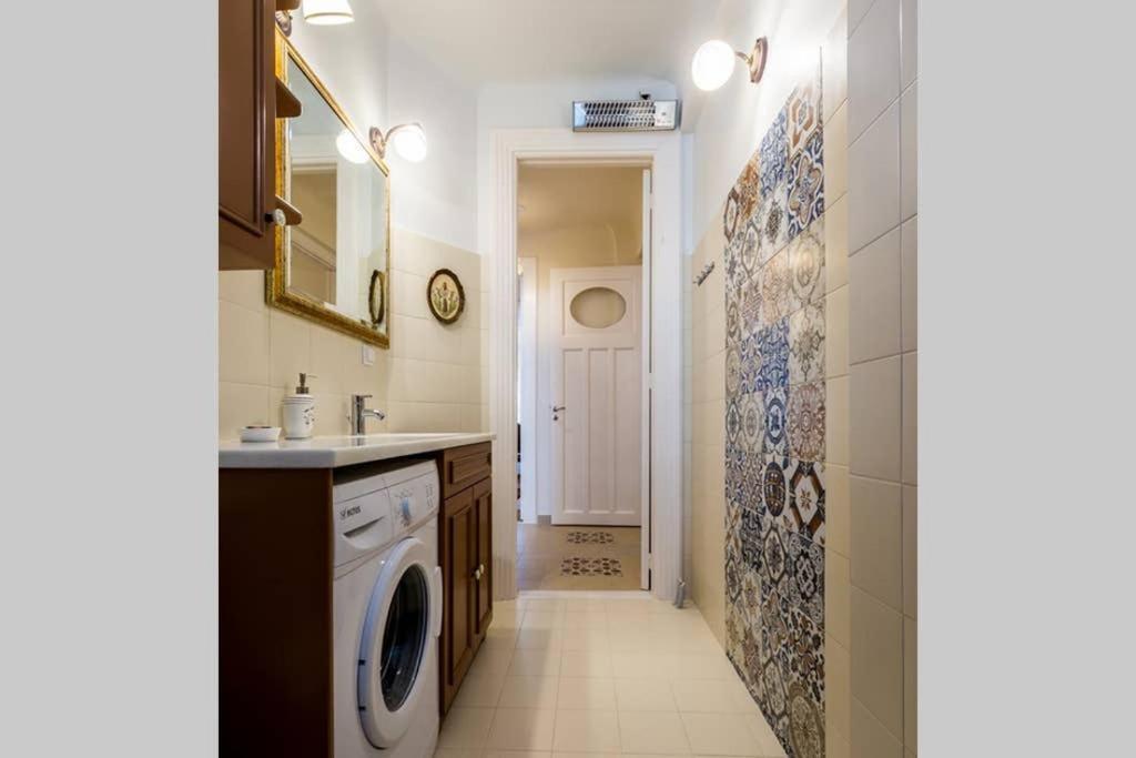 Neoclassical Apartment With 3 Bedrooms In Pireus Exteriör bild