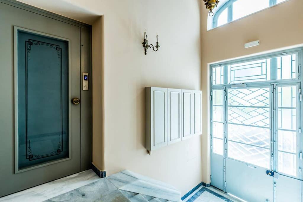 Neoclassical Apartment With 3 Bedrooms In Pireus Exteriör bild