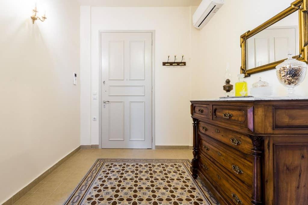 Neoclassical Apartment With 3 Bedrooms In Pireus Exteriör bild