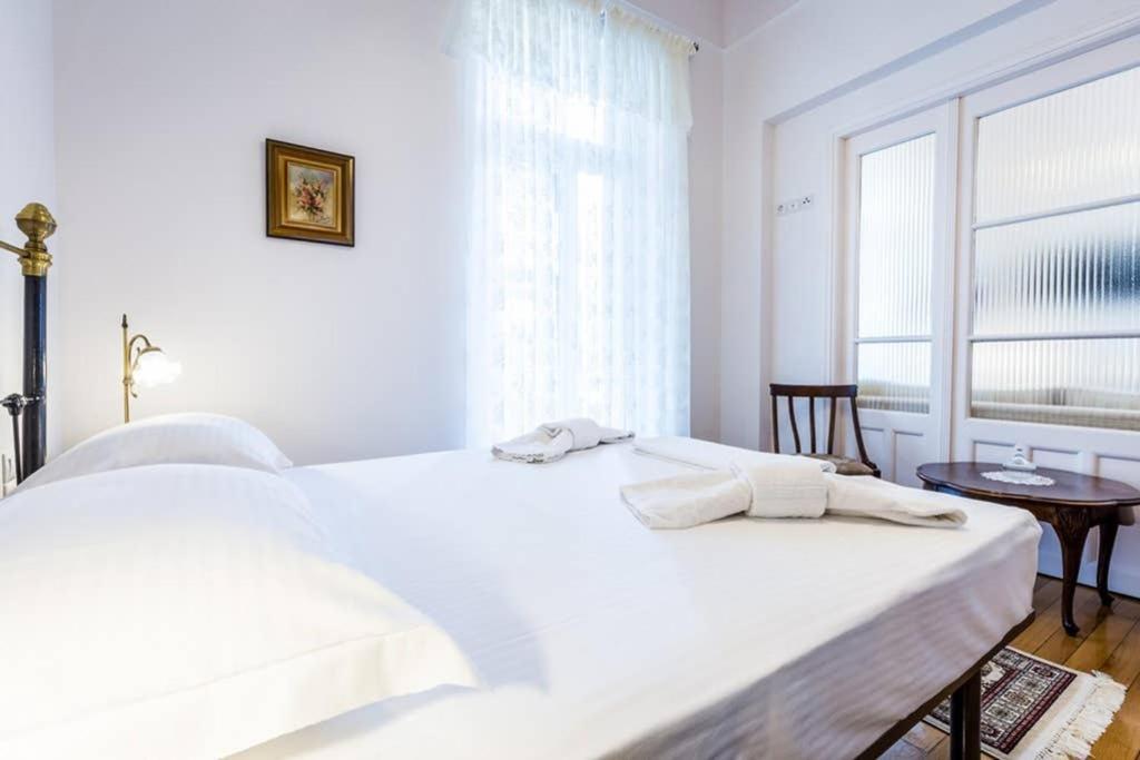 Neoclassical Apartment With 3 Bedrooms In Pireus Exteriör bild